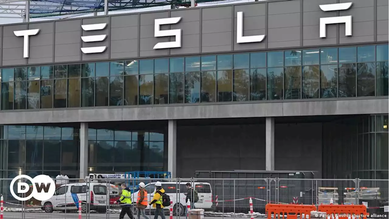 Tesla schiebt Batteriebau-Pläne in Deutschland auf | DW | 22.02.2023