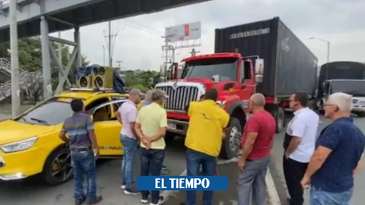 Insólito: mientras un taxista protestaba le estrellaron el carro