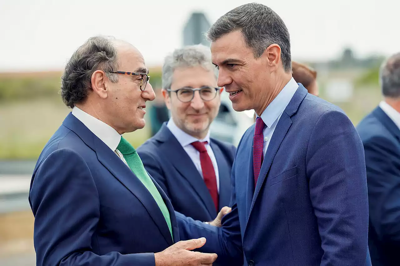 Iberdrola va a los tribunales para proteger su beneficio récord del nuevo impuesto de Sánchez