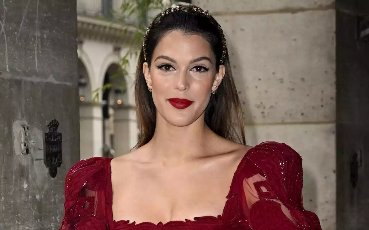 Iris Mittenaere plus éblouissante que jamais dans une mini robe au décolleté plongeant - Grazia