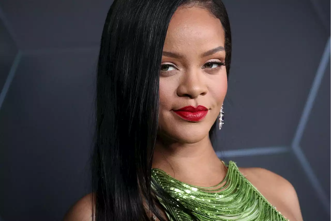 Rihanna : dans une robe blanche à décolleté plongeant, elle dévoile son soutien gorge (et son baby bump) pour son anniversaire - Grazia