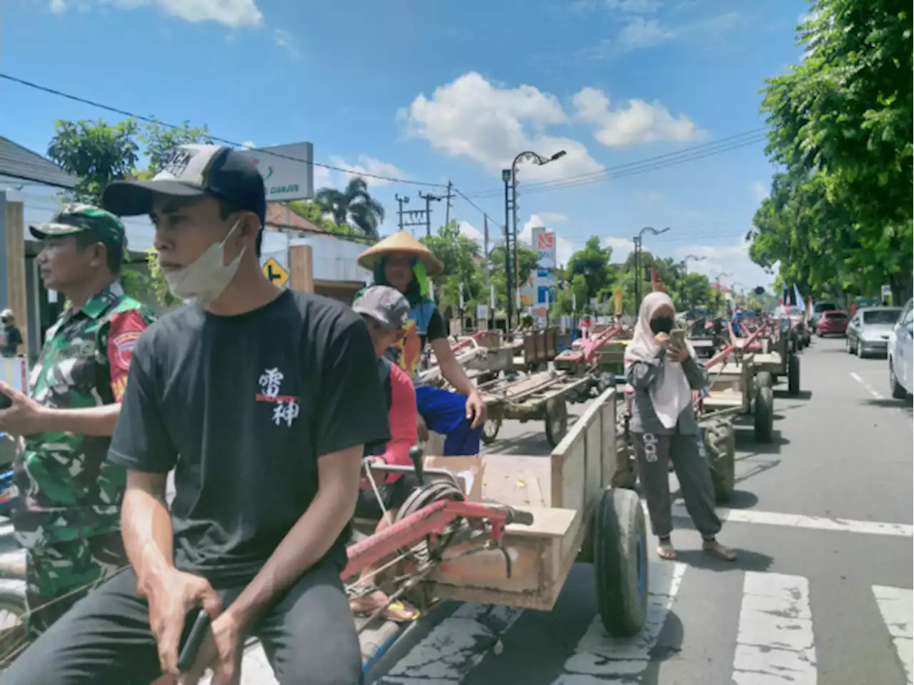 Pembelian Solar Dipersulit, Petani Demo Kantor DPRD dan Pemkab Jombang