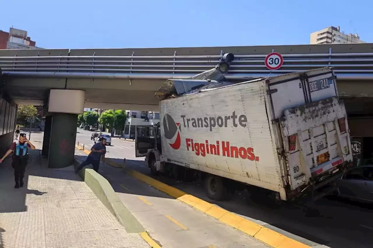 Belgrano: un camión quedó atascado en el puente del ferrocarril Mitre de Olazabal y Superí