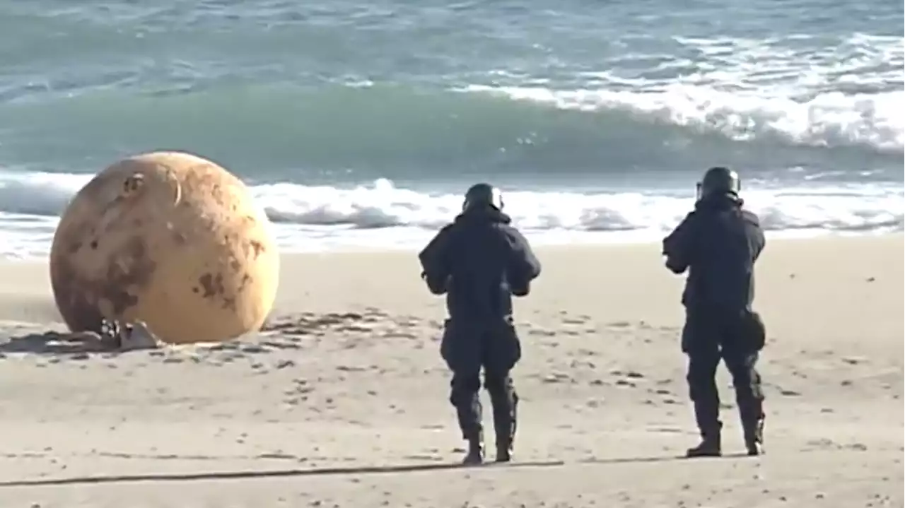 Ballon espion ou Dragon Ball ? Une étrange sphère en métal s’échoue sur une plage au Japon