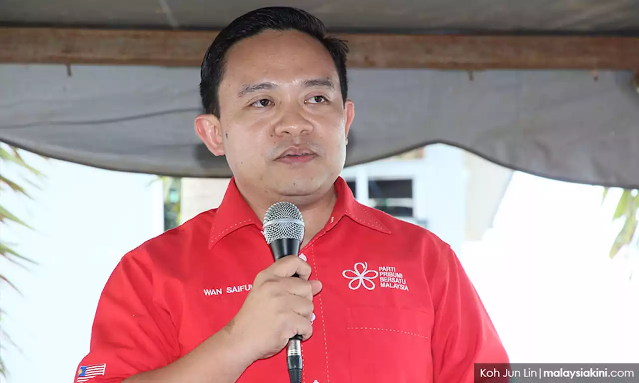 Facing graft charges, Wan Saiful offers to step down as Bersatu info chief