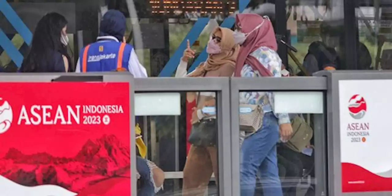 VIDEO: Terduga Pelaku Pelecehan di Transjakarta Kabur Lompat Halte Jatuh Tersungkur | merdeka.com