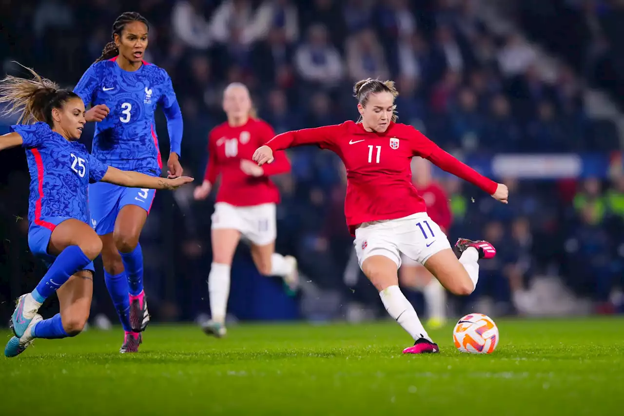 Norges fotballkvinner kneblet Frankrike – to stolpetreff av Reiten i 0-0-kamp