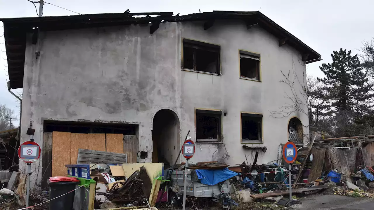 Klagen über Brandruine: „Atmen seit fast einem Jahr den Dreck ein“