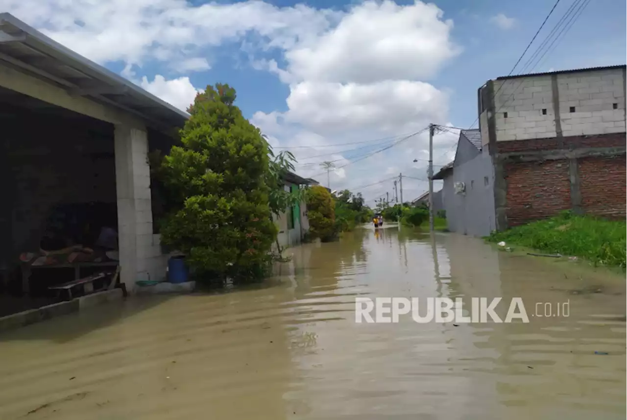 Warga Gresik Keluhkan Lambatnya Evakuasi Banjir Akibat Jebolnya Tanggul |Republika Online