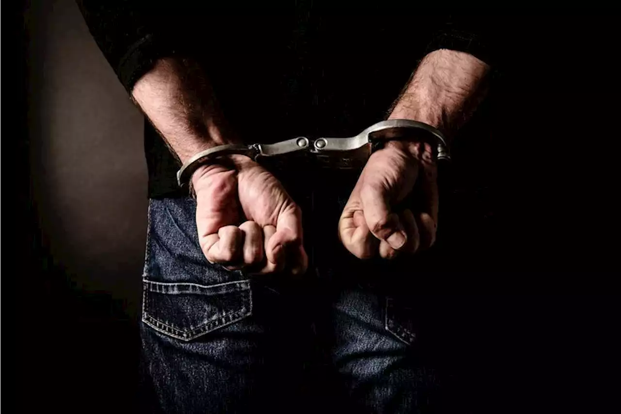 QuickCheck: Has a video of a handcuffed man holding a gun led to an arrest?