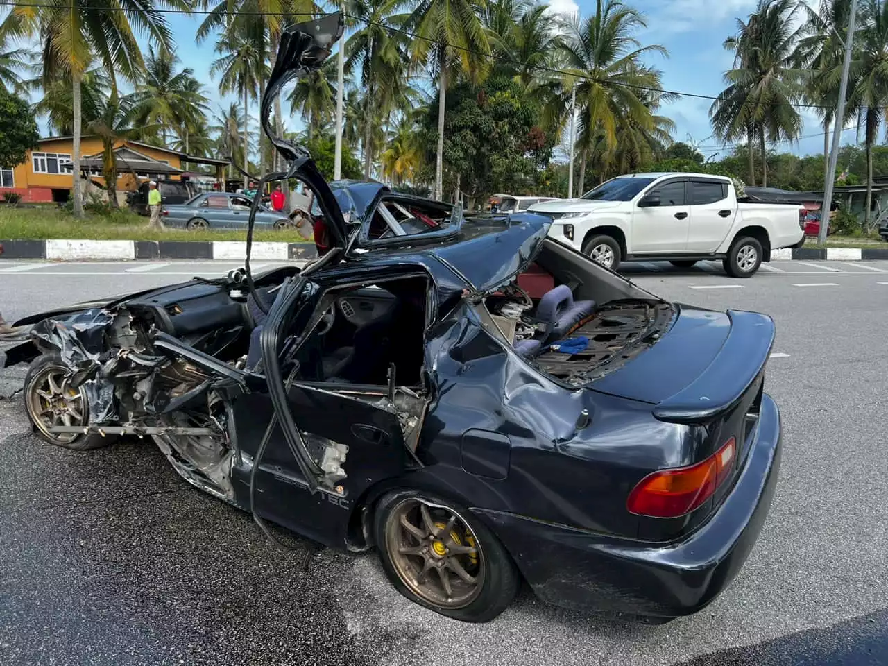 Dua maut, dua parah kereta terbabas rempuh pembahagi jalan, tiang lampu