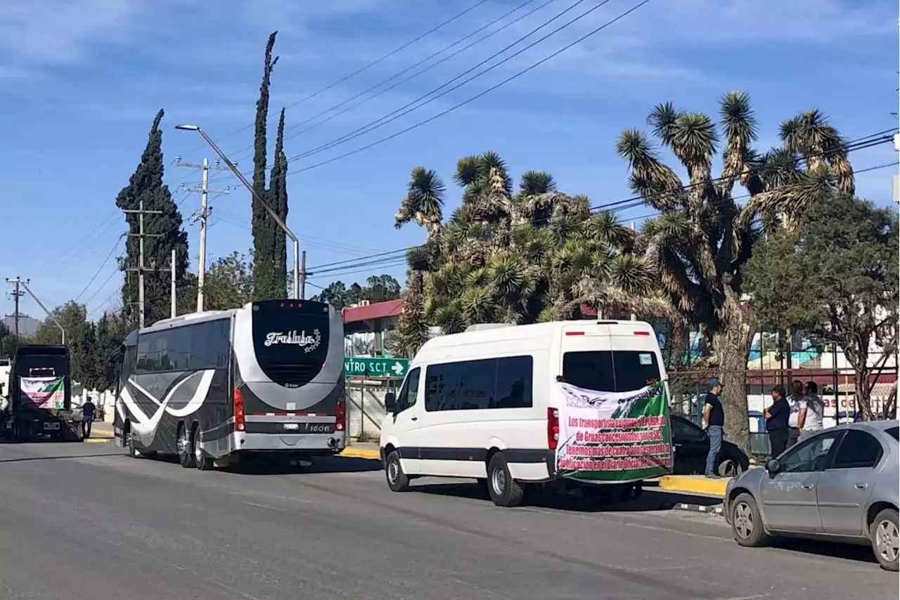 Protestan transportistas en Saltillo por presuntos abusos de grúas en carreteras federales