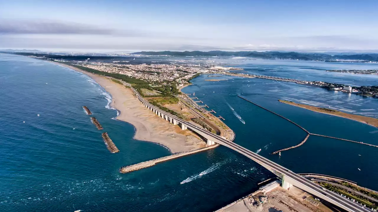 Au Japon, une mystérieuse sphère en fer échouée sur une plage intrigue les riverains