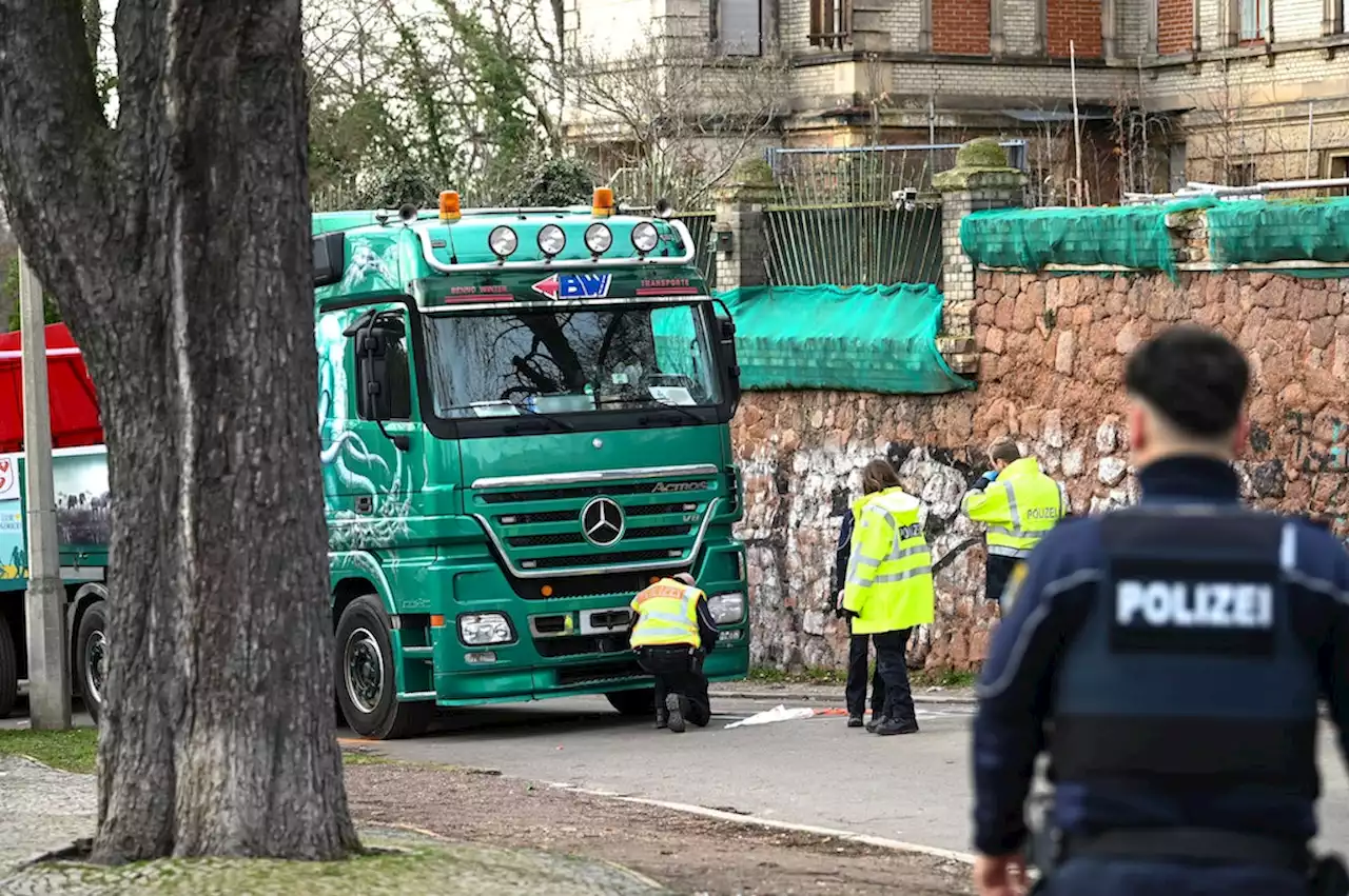 Tödlicher Unfall in Halle: Frau stirbt nach Rosenmontagsumzug