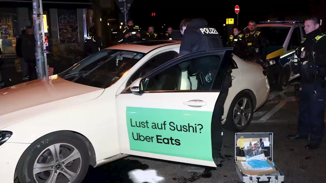 Wilde Fahrt durch Berlin: Taxifahrer überfallen, Taxi geraubt – und Unfall gebaut!