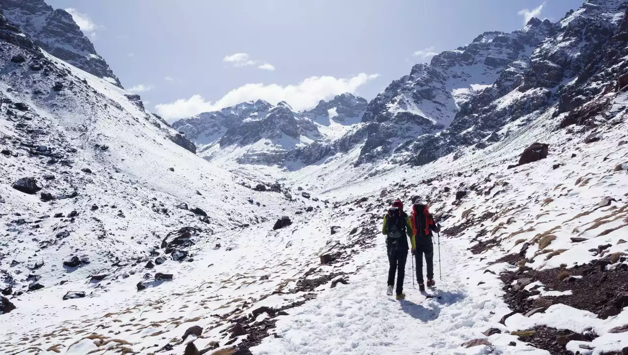 Im Winter auf Marokkos höchsten Berg: Rucksack absetzen, durchatmen und Tee trinken