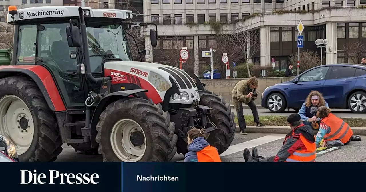 Aktivisten kleben sich am Gürtel fest und errichten Blockade auf...