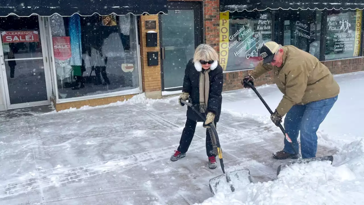 Winter storm hammers Great Lakes region, knocks out power for over 800K