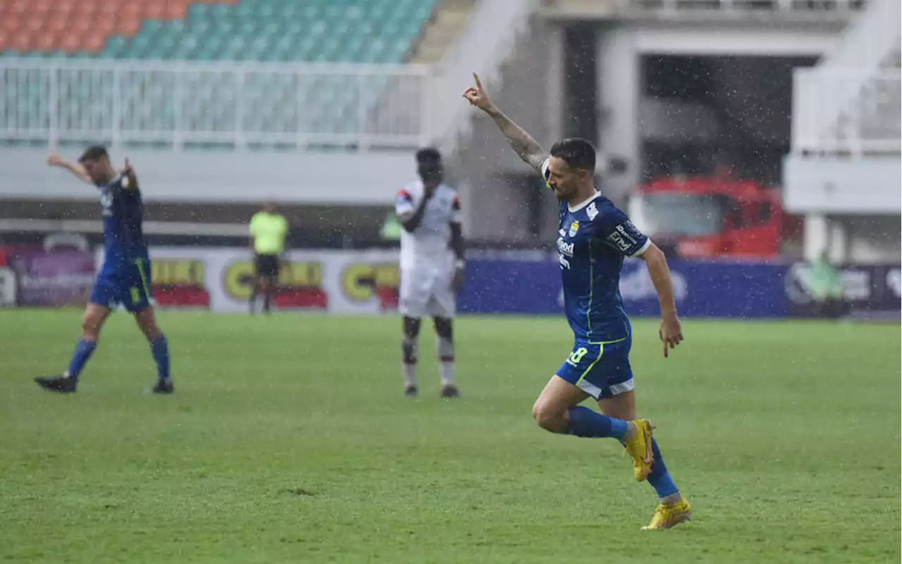 Hujan Membawa Berkah buat Persib, Arema Kalah, Persija Turun