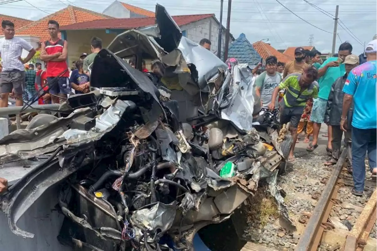 Mobil Dihantam Kereta Api di Semarang, Remuk, Dua Orang Tewas