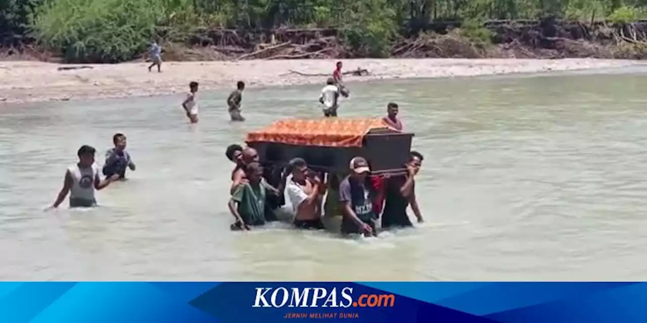 Tak Ada Jembatan, Warga Kupang Nekat Gotong Peti Jenazah Melewati Sungai