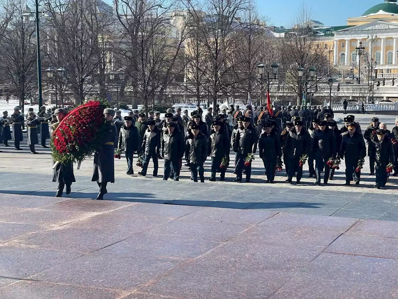 Члены Коллегии Минобороны РФ возложили цветы к Могиле Неизвестного Солдата в Москве