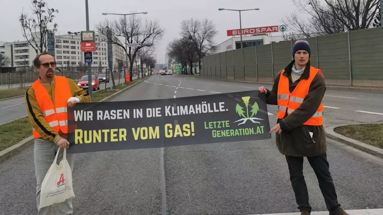 Klimaaktivisten blockieren Südeinfahrt in Wien