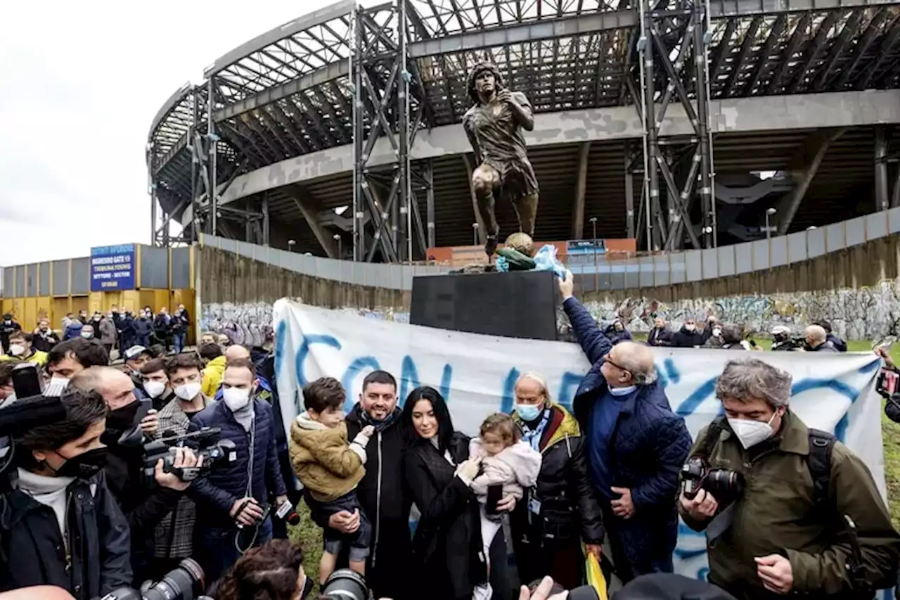 Polémica en Nápoles: quitaron la estatua de Diego Maradona y se la devolvieron al artista que la donó