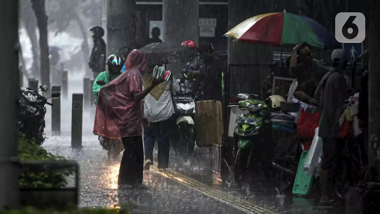 Jakarta Diguyur Hujan Sejak Pagi, BPBD: 8 Ruas Jalan di Jakut Tergenang