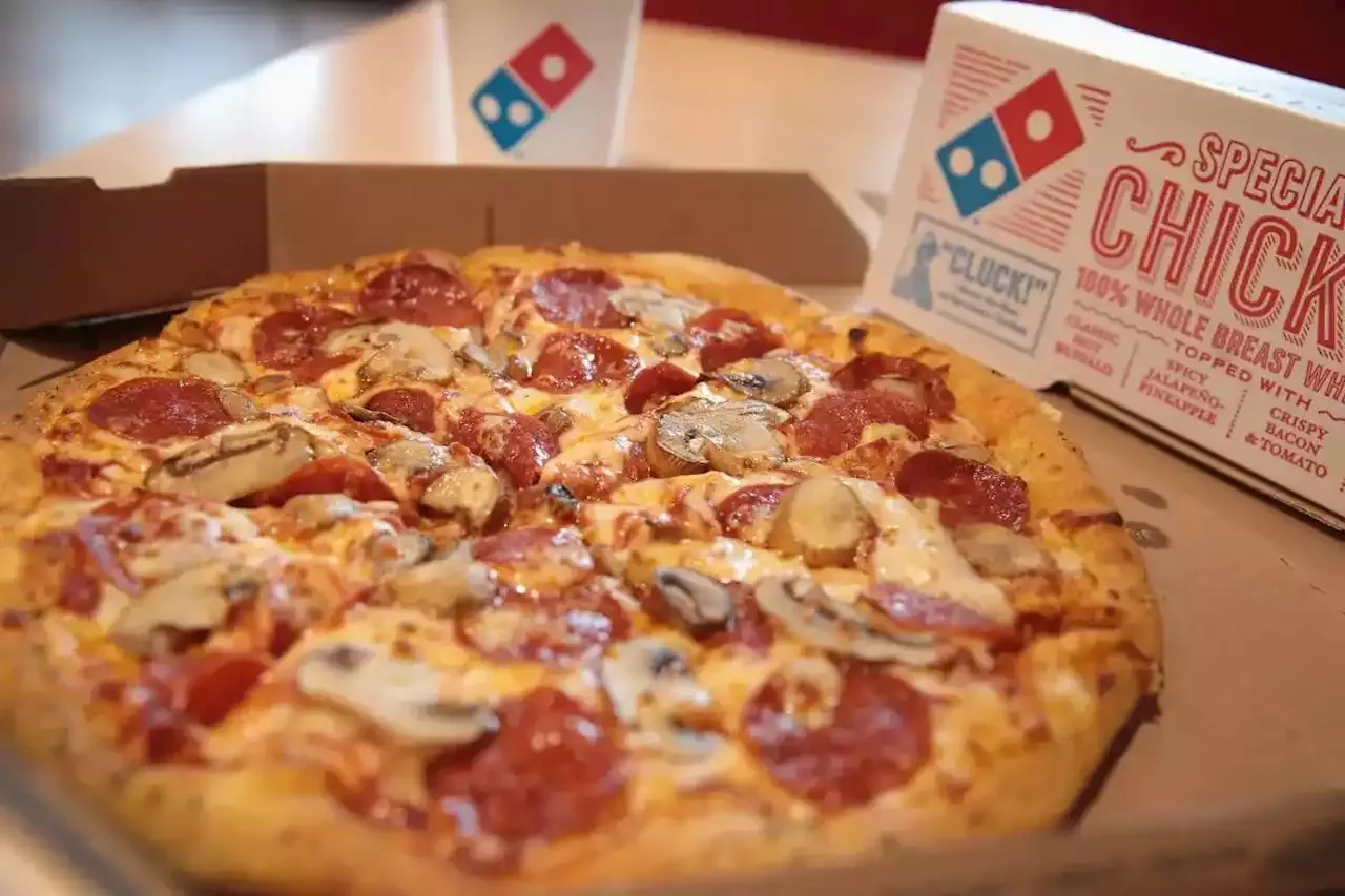 Cae la demanda de sus pizzas y alitas de pollo: sufre Domino's