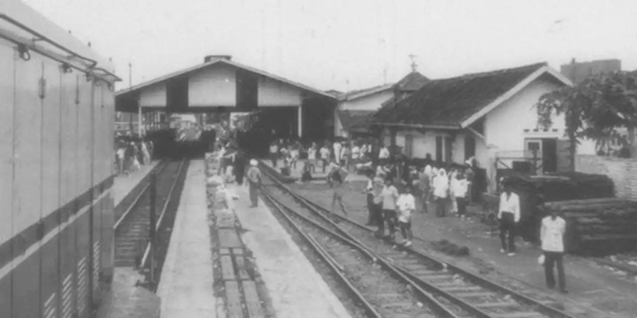 Jalur Kereta Rangkasbitung-Tanah Abang di Balik Kisah Cinta Fatmawati pada Sukarno | merdeka.com