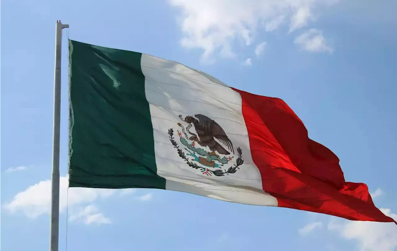 Cuál fue la primera bandera de México y quién la estableció