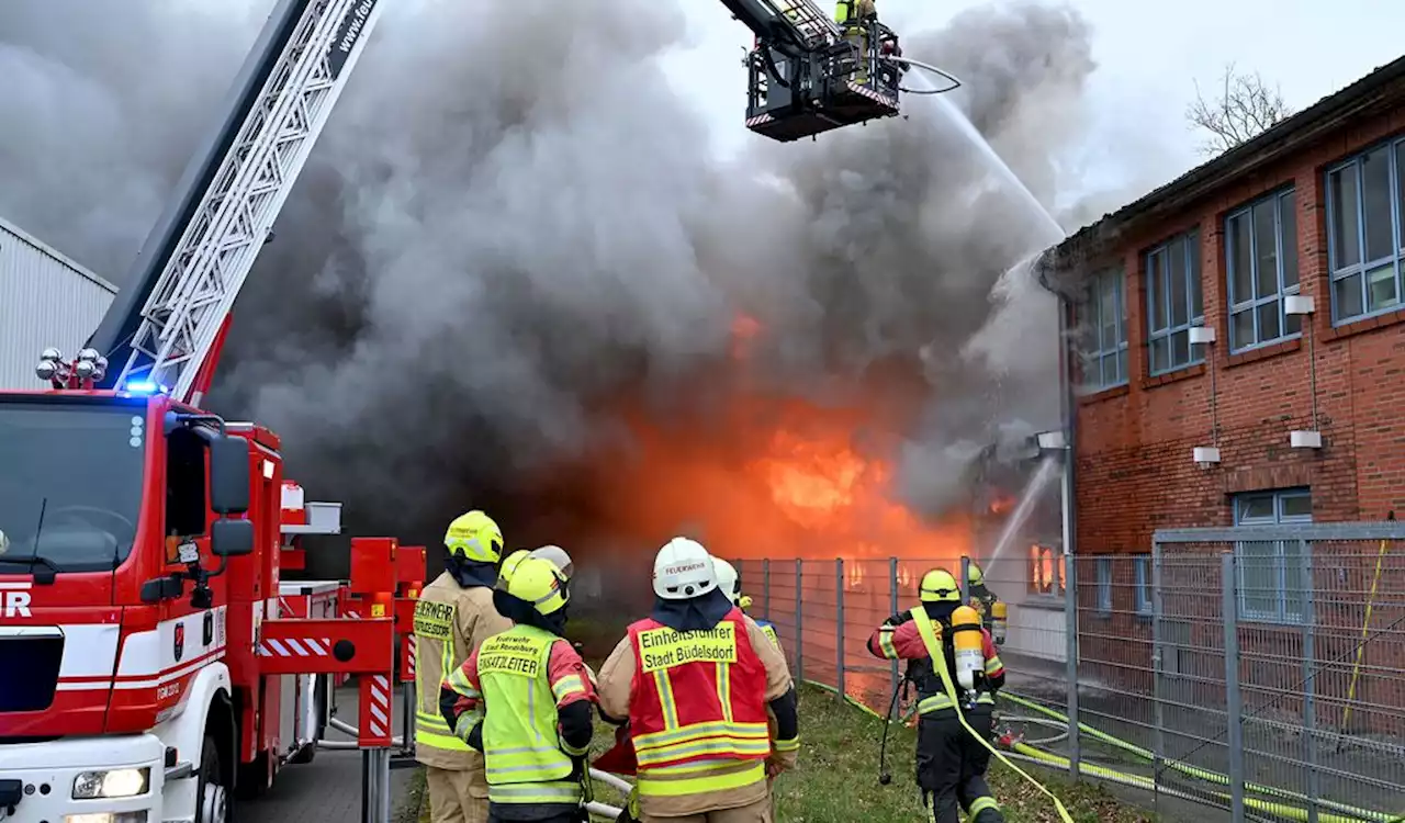 Großbrand! 85 Feuerwehrleute im Einsatz