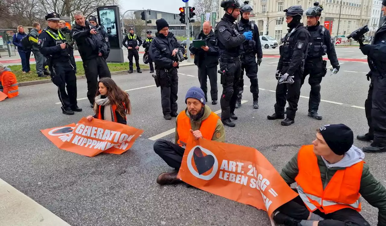 Klimaaktivisten behindern Verkehr am Stephansplatz