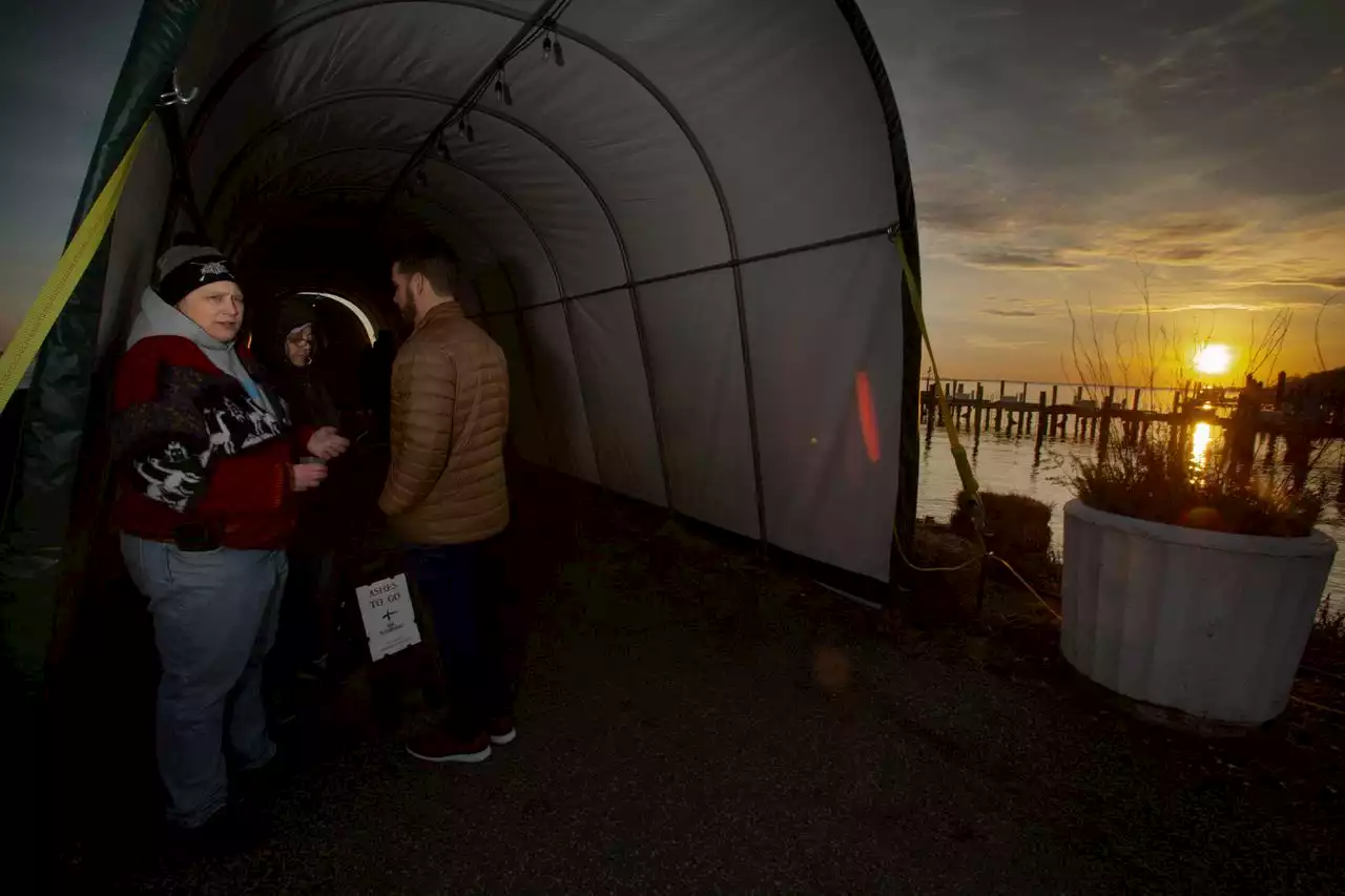 Pastors, parishioners give out Ash Wednesday ashes on the go (PHOTOS)