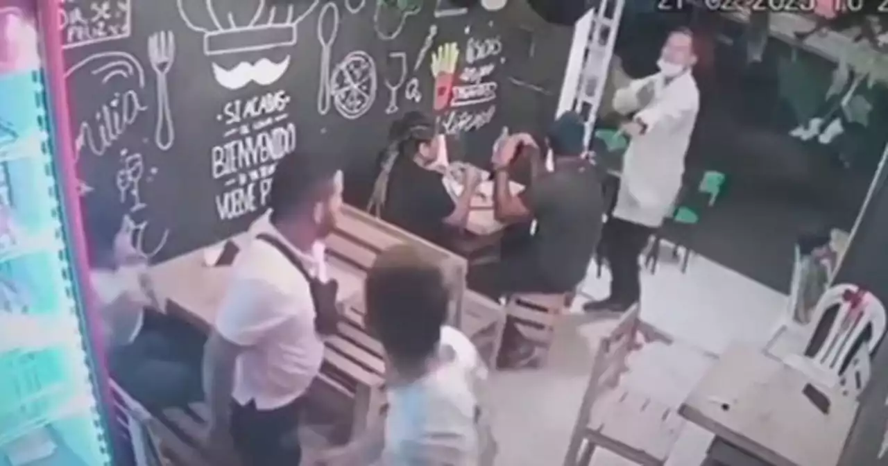 ‘Paloterapia’ recibieron ladrones tras robar local de comidas rápidas y ser pillados por policías