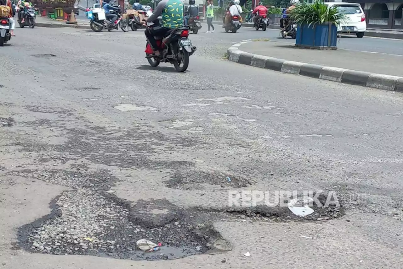 Jalan Berlubang Kota Madiun 120 Titik, Penambalan Diprioritaskan Jalan Protokol |Republika Online