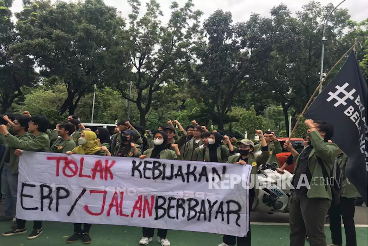 Mahasiswa Geruduk Balai Kota, Tolak Rencana Jalan Berbayar |Republika Online