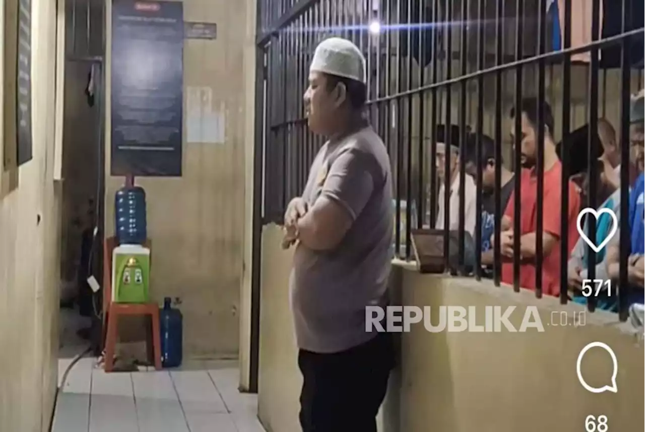 Polisi di Pariaman Ini Rutin Jadi Imam Sholat Berjamaah Bersama Tahanan |Republika Online