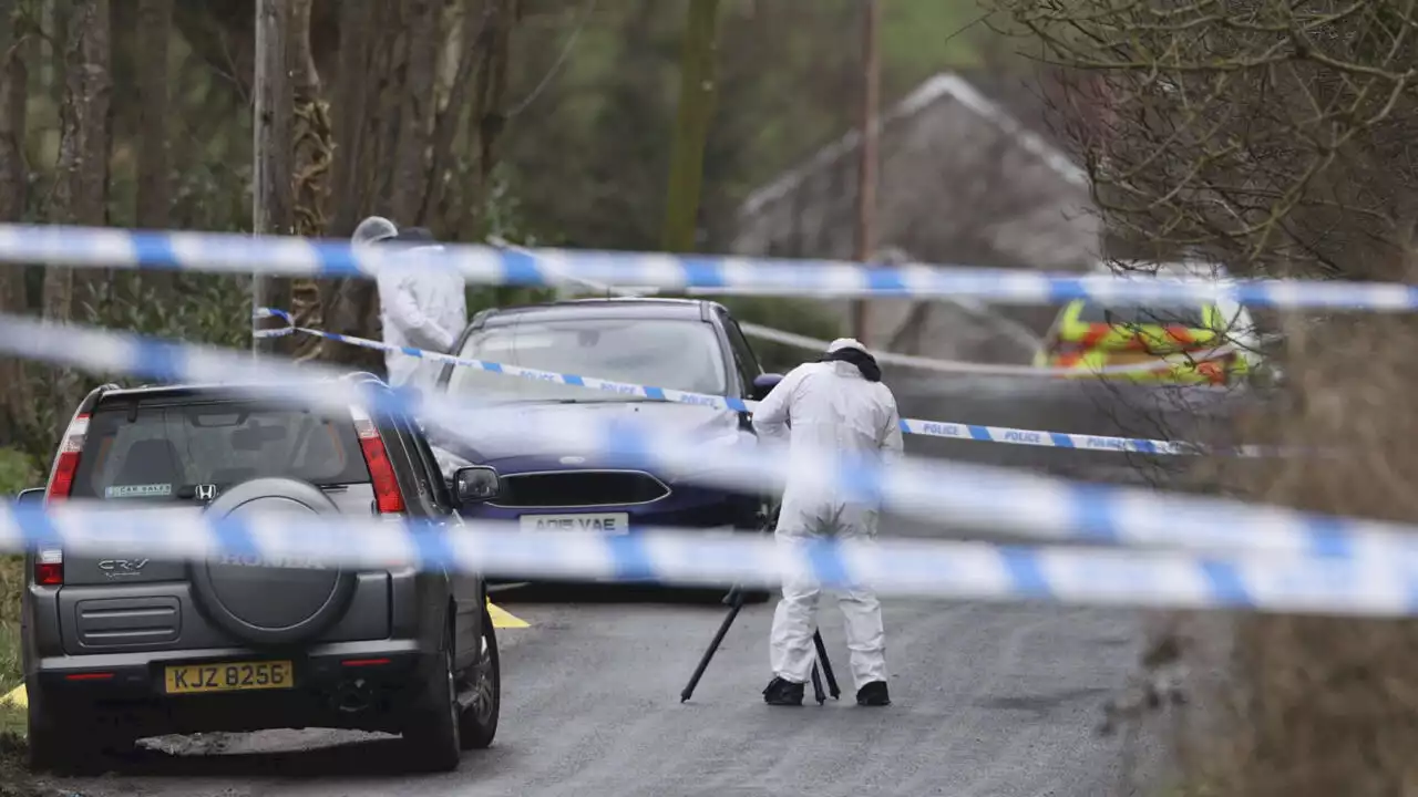 Irlande du Nord: trois hommes interpellés après une attaque contre un policier