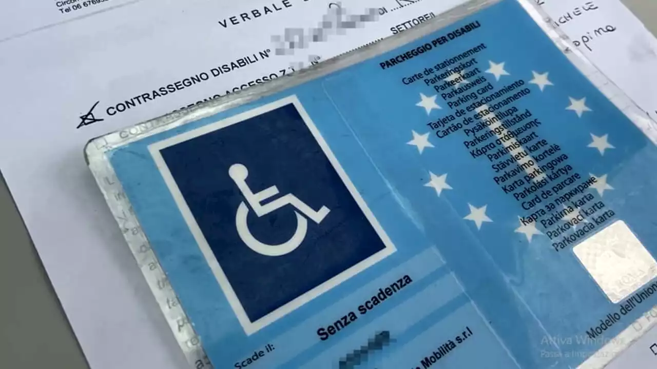 Fotocopie del pass disabili per parcheggiare l'auto sotto alla sede del comune