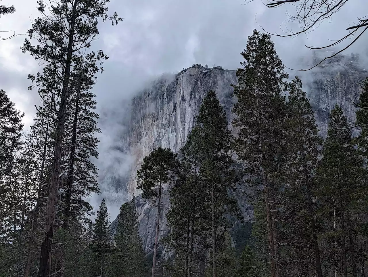 Videos capture dramatic El Capitan rockslide in Yosemite