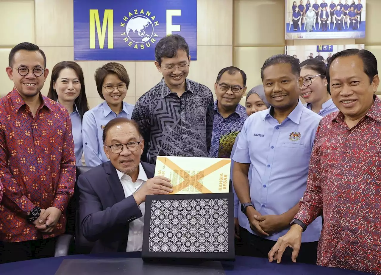 Anwar to use Sarawak songket file bag to bring Budget 2023 document