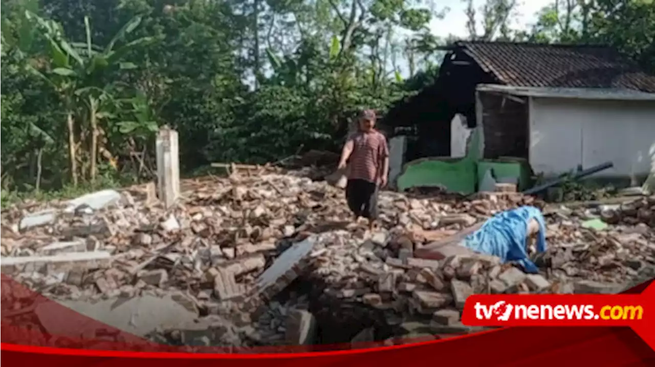 Rumah Warga Blitar Roboh Rata dengan Tanah akibat Tanah Longsor