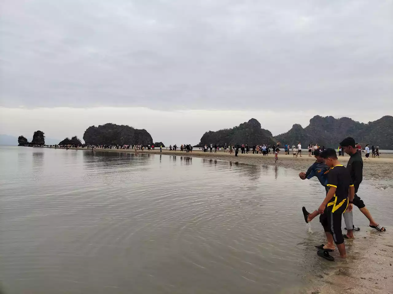 Fenomena ‘laut terbelah’ tarik 3,000 pengunjung