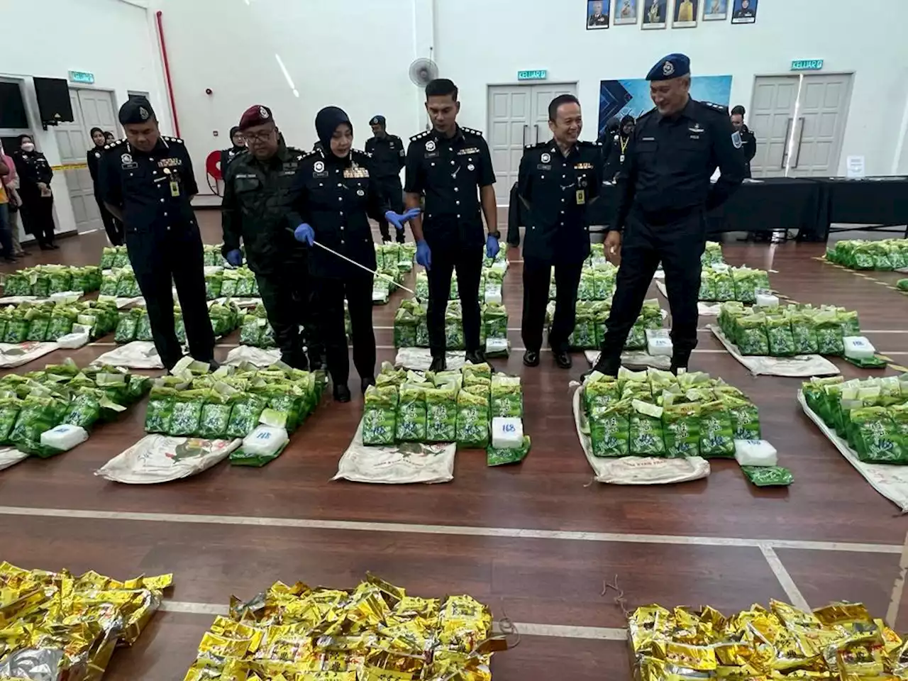 Polis rampas 1.8 tan dadah bernilai RM64.8 juta, cuba rasuah polis RM200,000