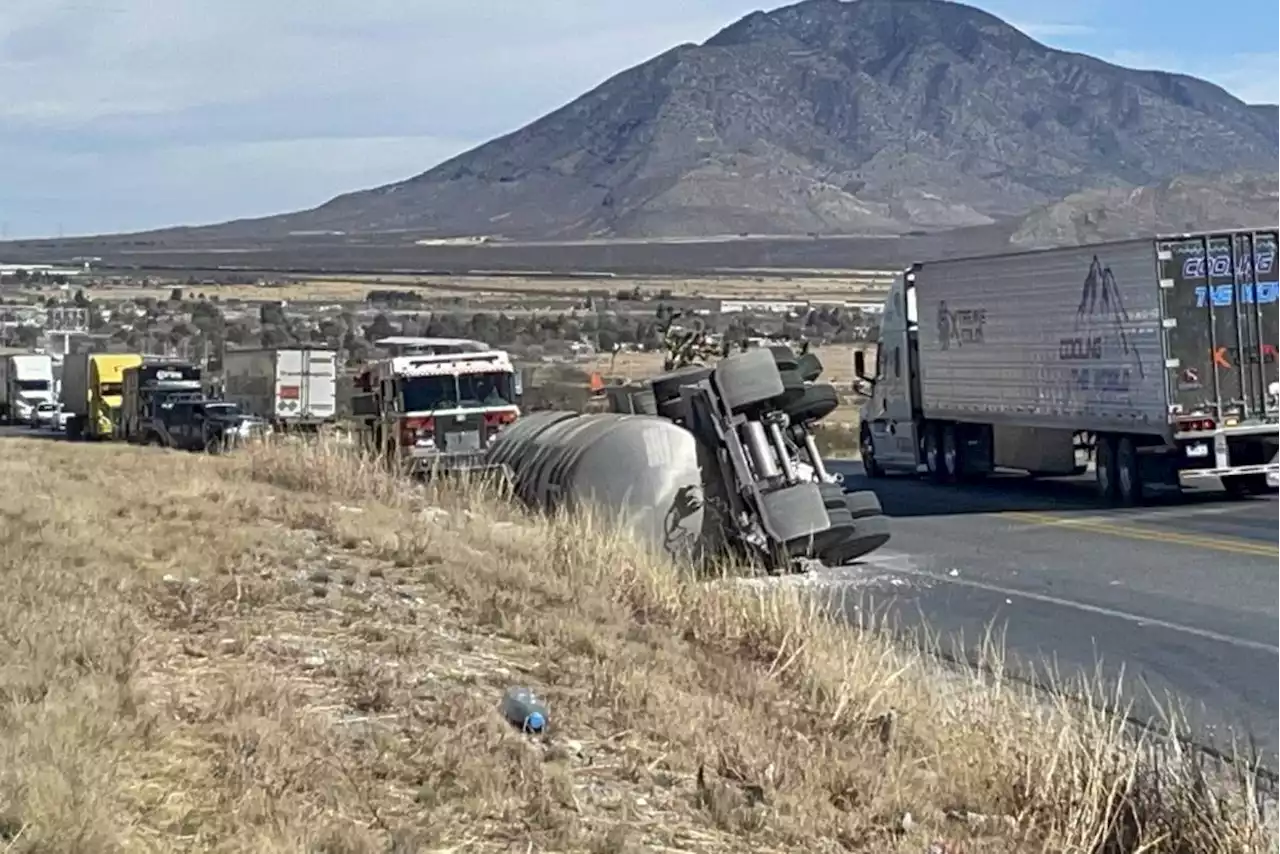 Le quitan el paso y vuelca pipa con gasolina en carretera a Zacatecas