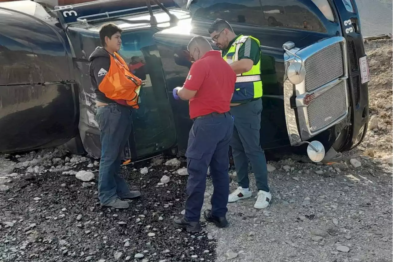 Vuelca tráiler en carretera Saltillo-Monterrey; conductor resulta herido