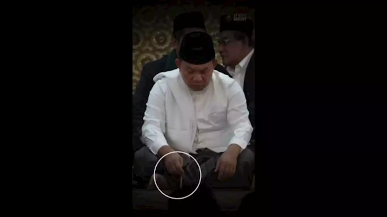 Tasbih Merah di Jari Jenderal TNI Dudung saat Berzikir di Masjid Cianjur