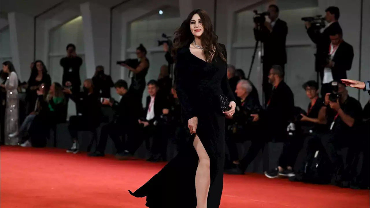 Monica Bellucci ne jure que par cette pièce mode iconique ultra-sexy